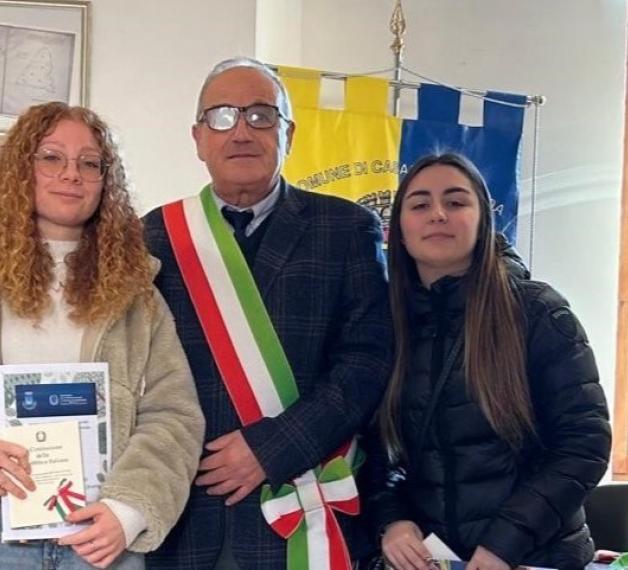 Sindaco di Casalincontrada Vincenzo Mammarella e i diciottenni