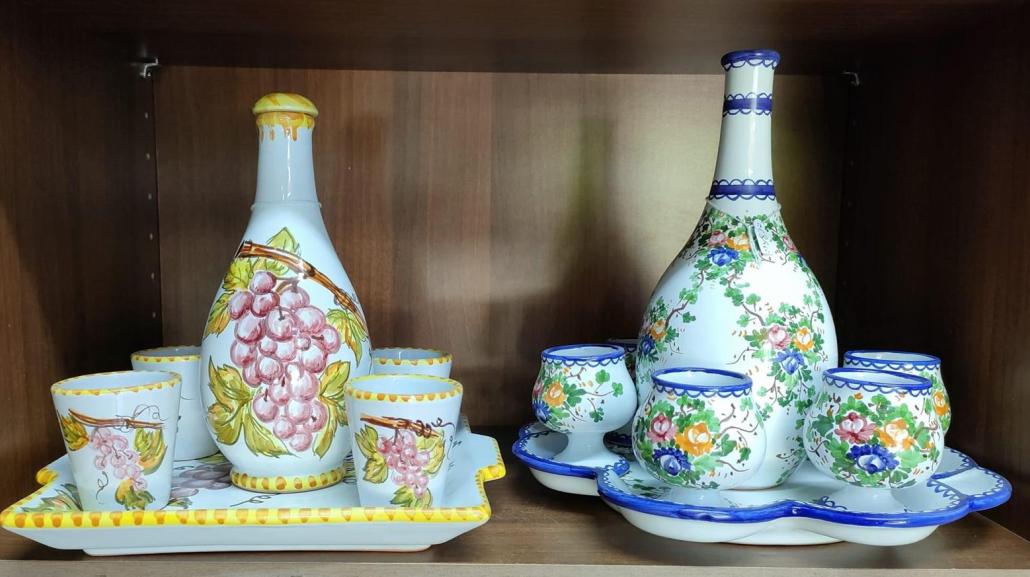 bottiglie e bicchieri in maiolica per il vino cotto di CeramiCapetola