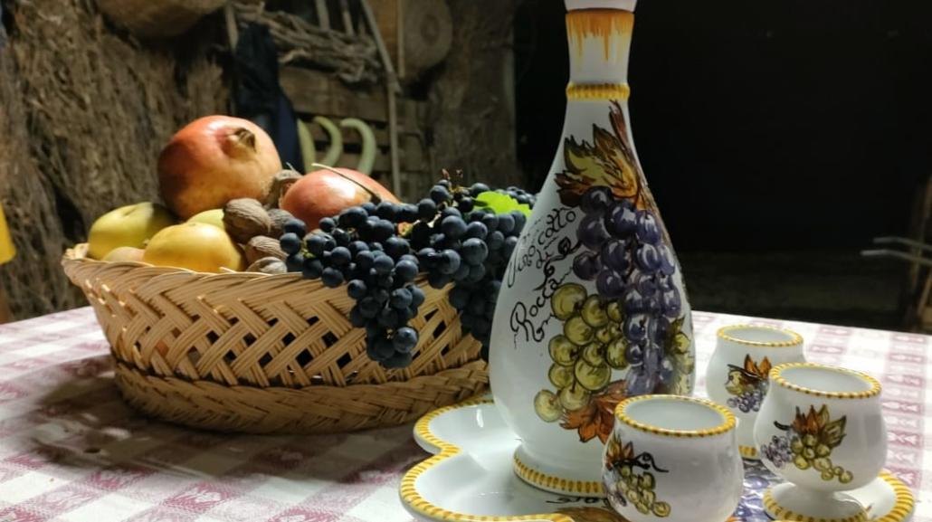 tavola apparecchiata con Vino Cotto della tradizione
