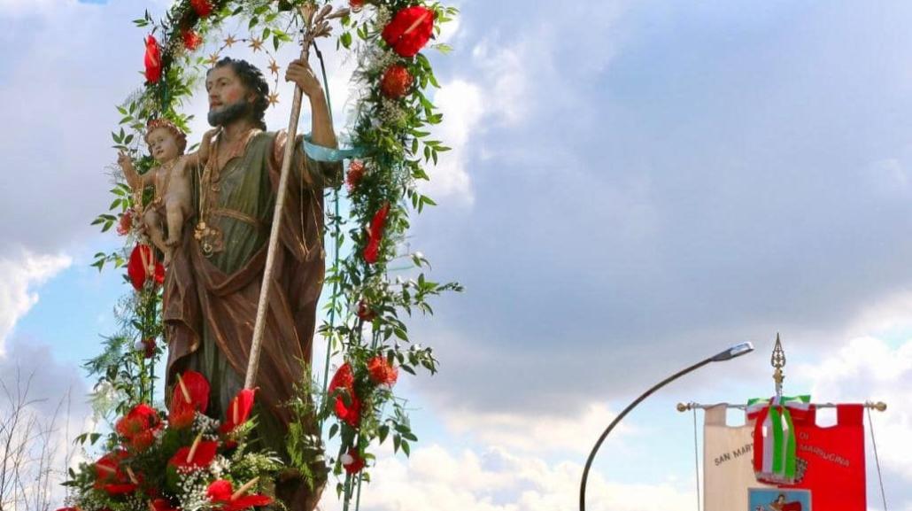 La statua di San Giuseppe in processione