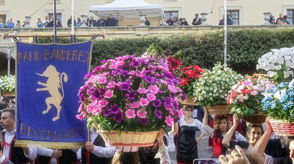 La sfilata dei canestri di fiori alla Festa dei Banderesi