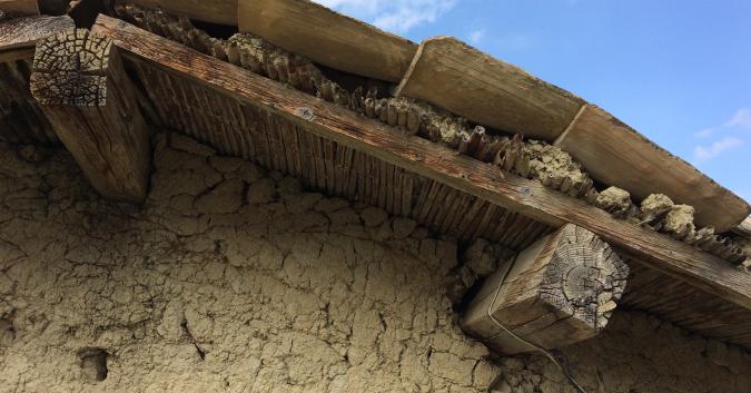 Case di terra - dettaglio costruttivo della copertura realizzata con canne palustri e travi in legno