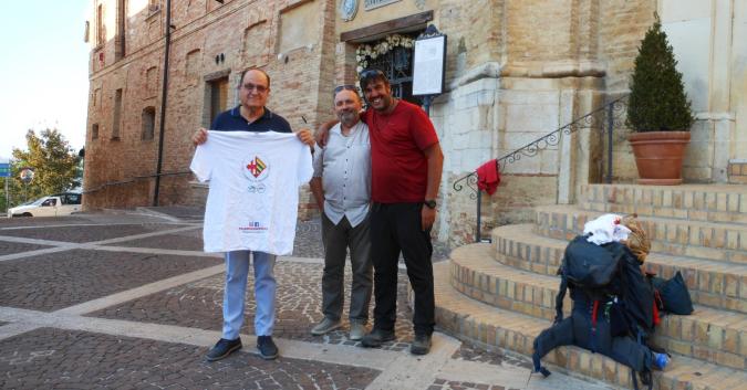 Consegna della t-shirt al sindaco Carlo Tracanna con l'assessore Gianni Di Prinzio