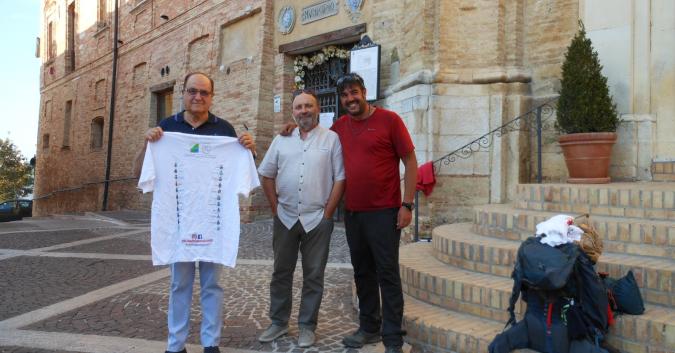 consegna della t-shirt al sindaco Tracanna con l'assessore Di Prinzio