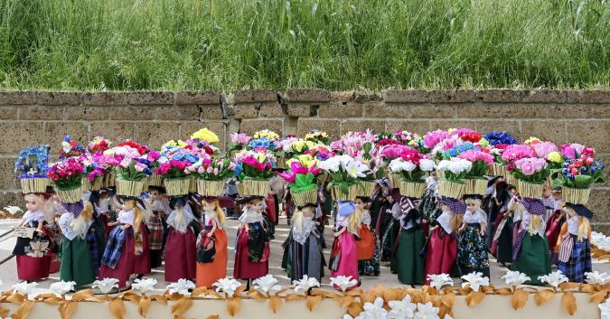 riproduzione in miniatura della sfilata dei canestri di fiori. Ph Ascanio Buccella