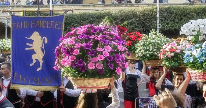 sfilata dei canestri di fiori e stendardo. Ph Ascanio Buccella