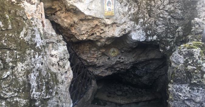 La grotta a Roccamontepiano in cui si trova la sorgente
