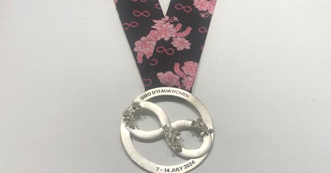 Medaglia consegnata al Giro, realizzata dall’artista italoargentina Carla Cardarelli