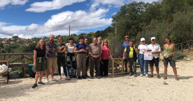 Comunità internazionale presso l'agglomerato di case in terra cruda, Malandra Vecchia