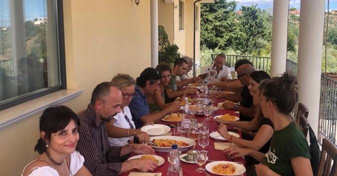 La comunità internazionale si ritrova insieme a tavola, presso il ristorante La Dea