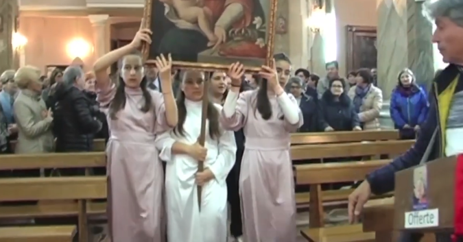 le ragazze con il quadro iniziano il pellegrinaggio