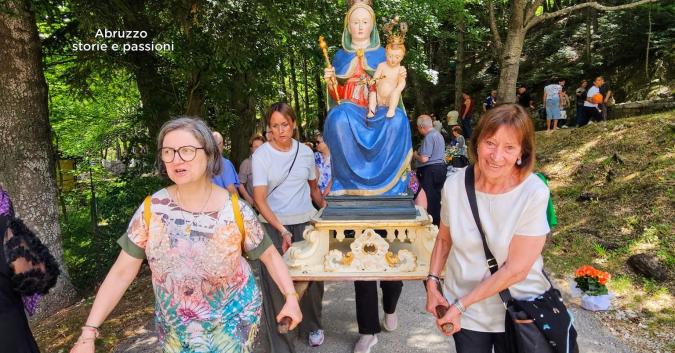 Le donne di Pretoro portano in processione la statua della Madonna della Mazza. Ph Abruzzo storie e passioni