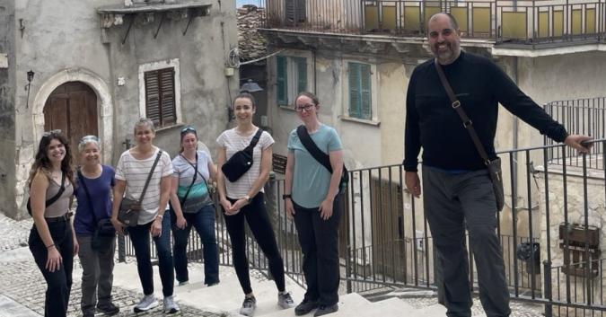 in primo piano l'assessore alla Cultura di Pretoro Fabrizio Fanciulli