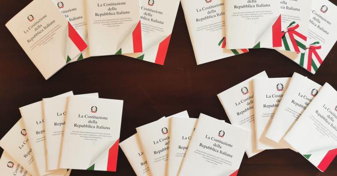 copie della Costituzione distribuite