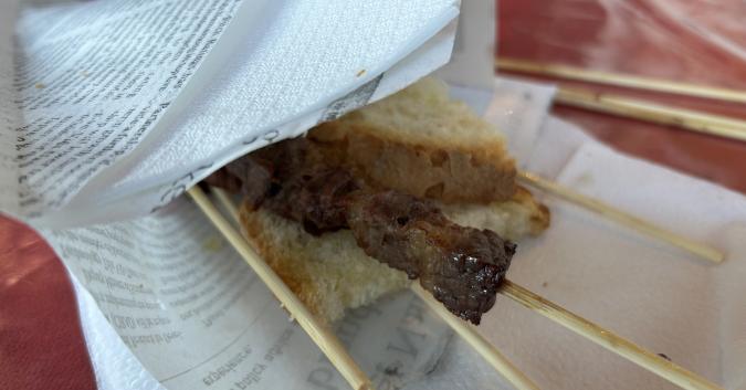 pranzo con arrosticini, abbinati a una birra agrumata