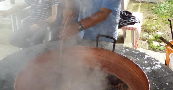 aspettando che il mosto in cottura si riduca