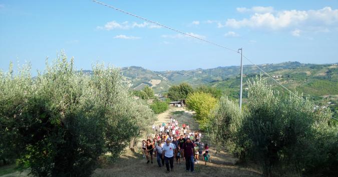 percorrendo l'itinerario tra gli ulivi e le querce secolari è possibile ammirare sullo sfondo i calanchi e la Maiella